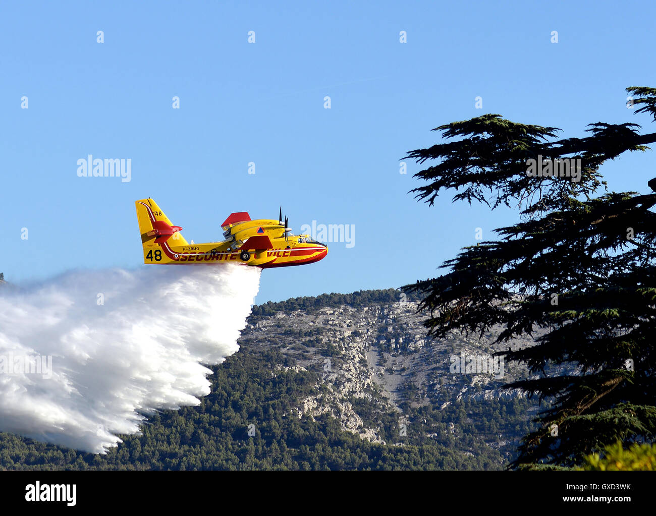 Canadair mezzi aerei antincendio (acqua) bombardiere in volo di Marseille Bouches-du-Rhone Francia Foto Stock