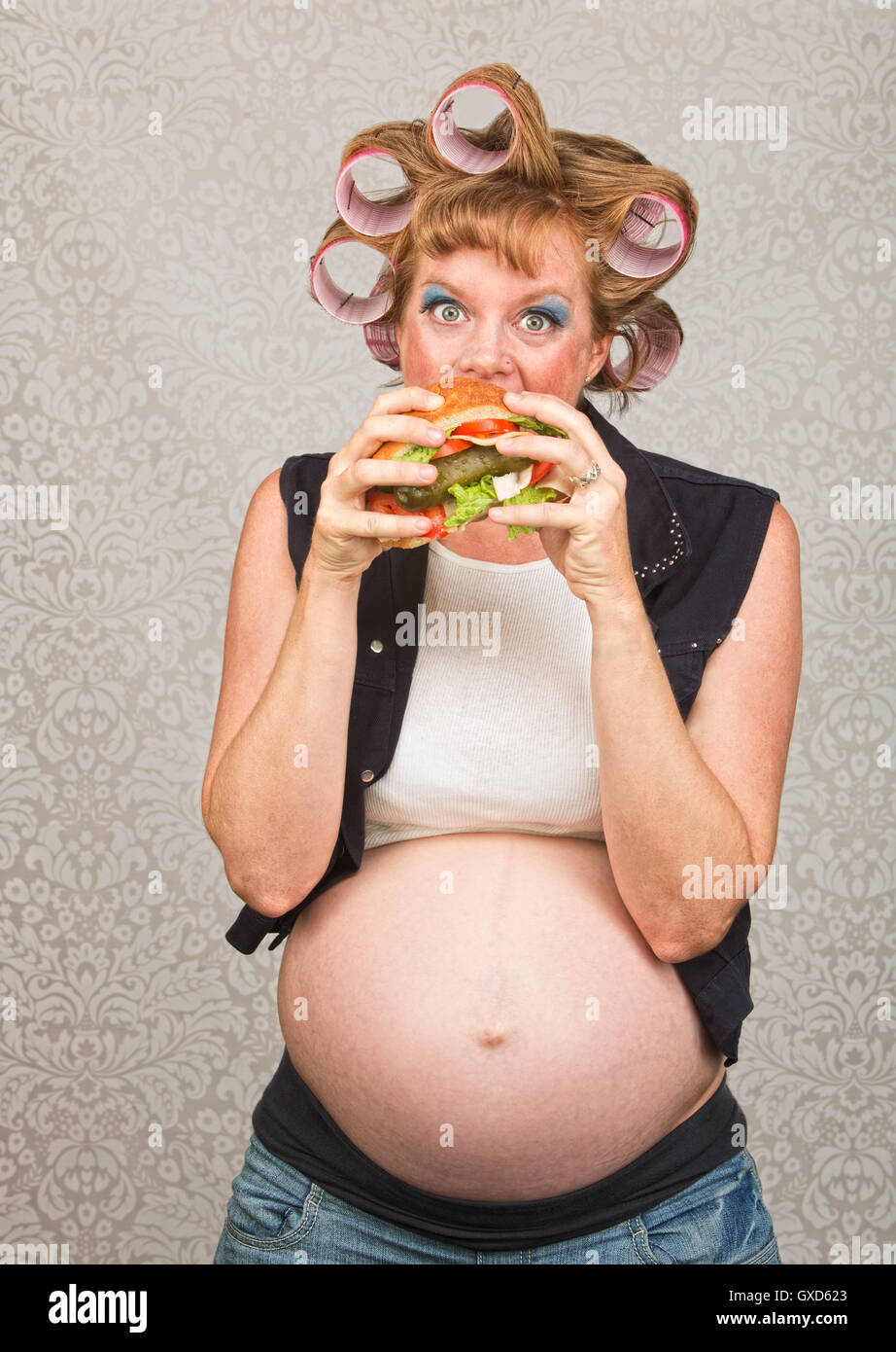 Fame Pregant donna mangiare Foto Stock