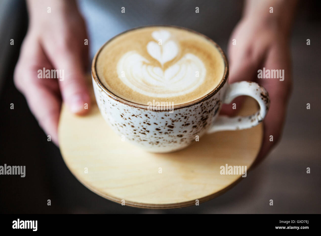 Tazza di caffè. Latte Art in cafe. Barista offrono accessori per caffè Foto Stock