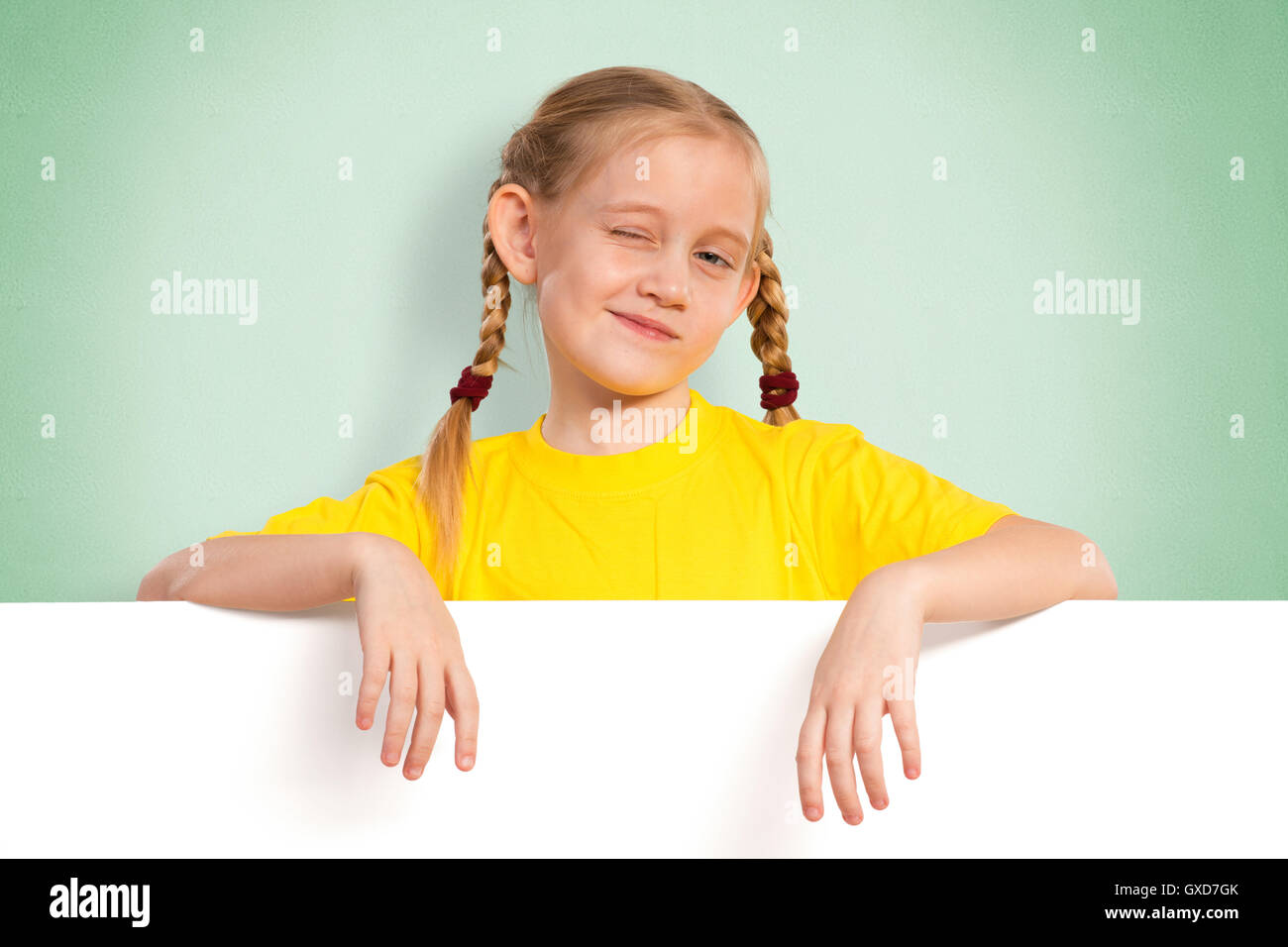 Ragazza con un banner bianco Foto Stock