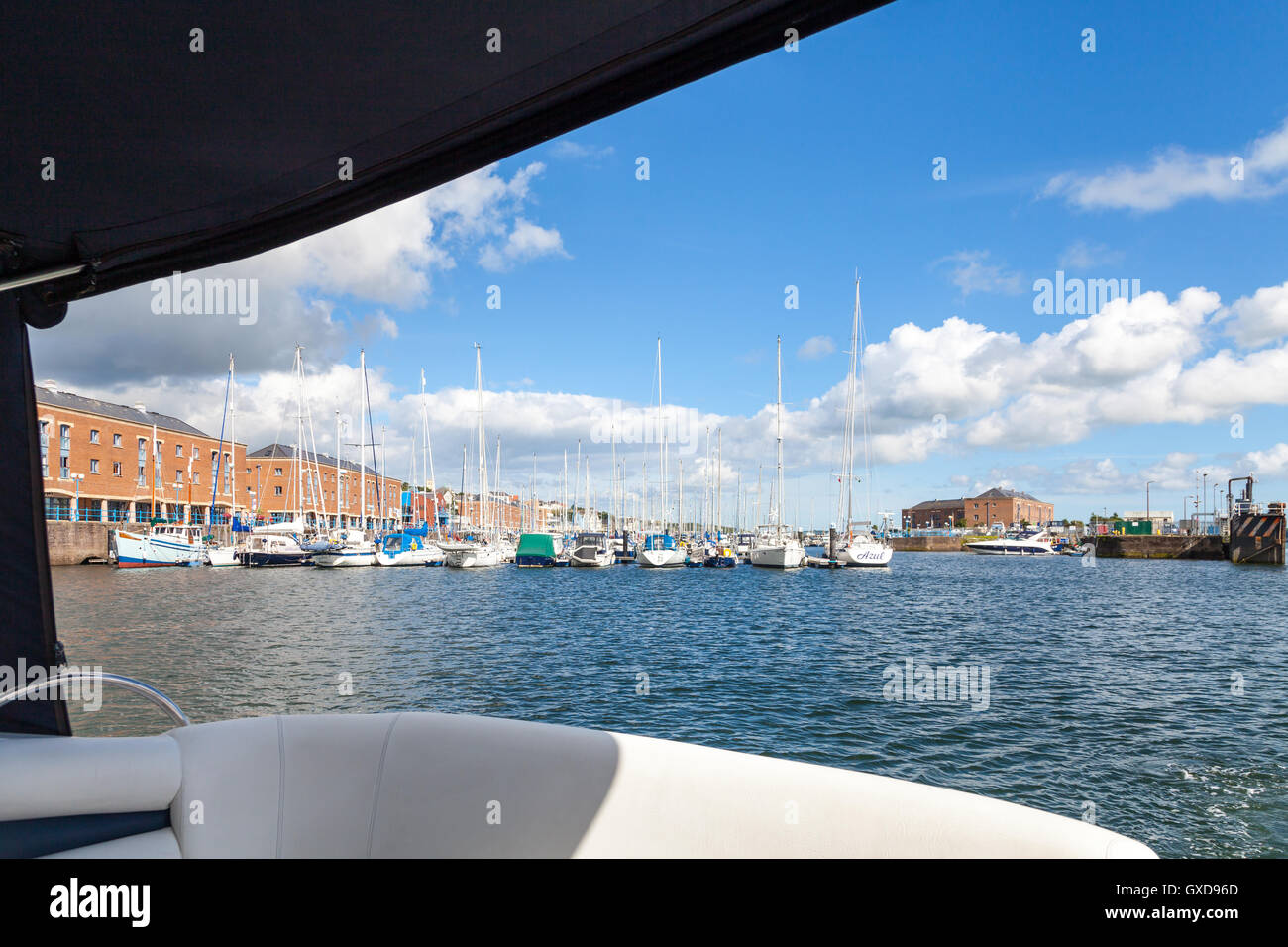 Milford Haven Marina dall'interno di un incrociatore a motore. Foto Stock