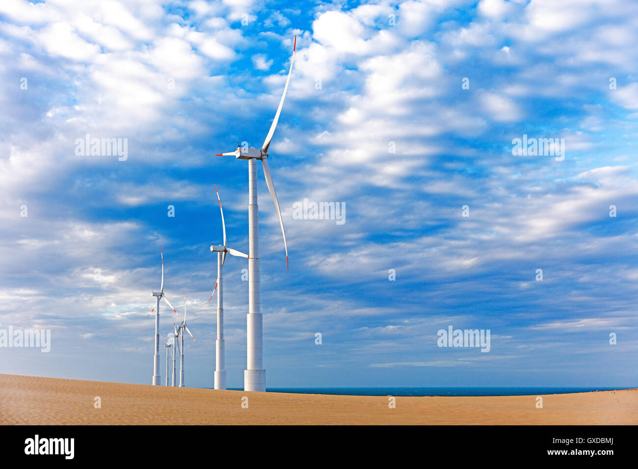 Fila di turbine eoliche a costa, Taiba, Ceara, Brasile Foto Stock