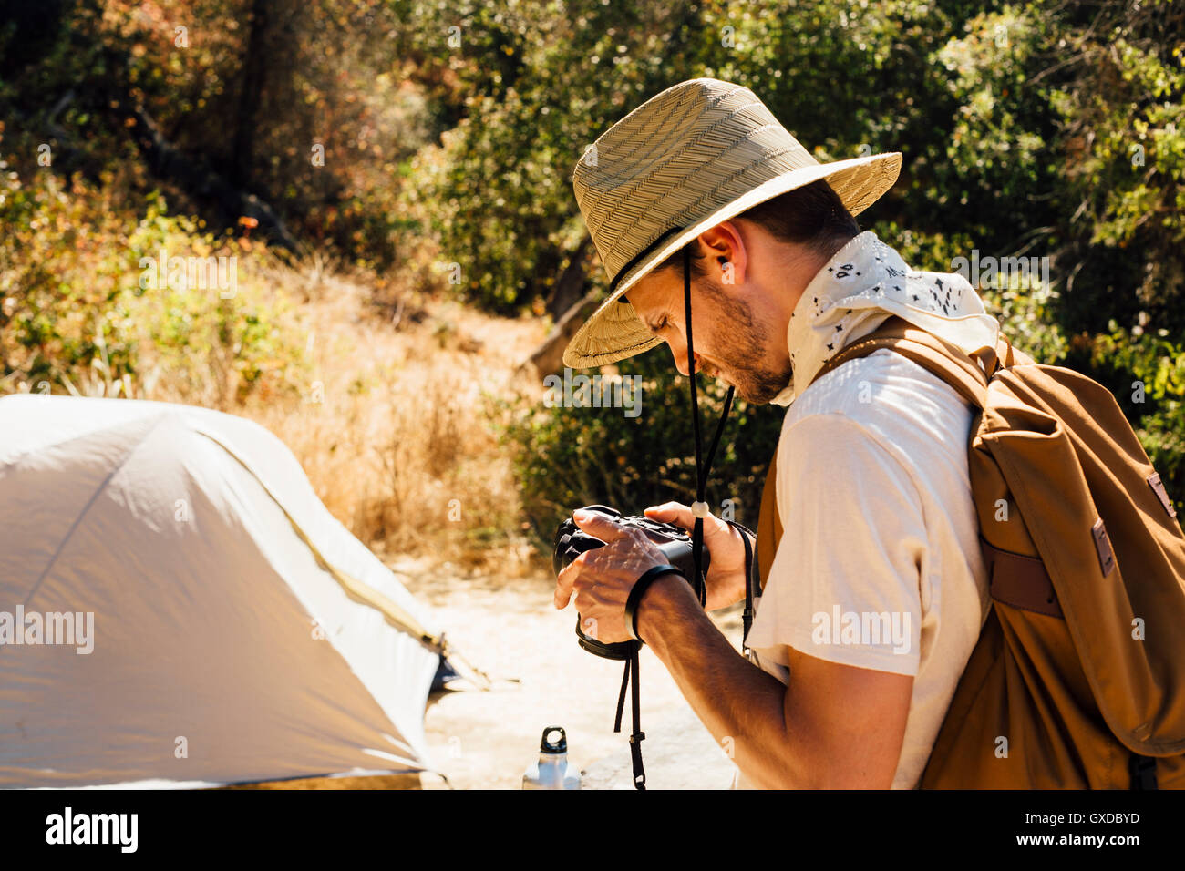 L'uomo con la fotocamera dalla tenda, Malibu Canyon, CALIFORNIA, STATI UNITI D'AMERICA Foto Stock