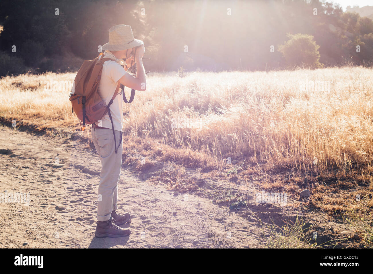 Escursionista tenendo fotografia, Malibu Canyon, CALIFORNIA, STATI UNITI D'AMERICA Foto Stock