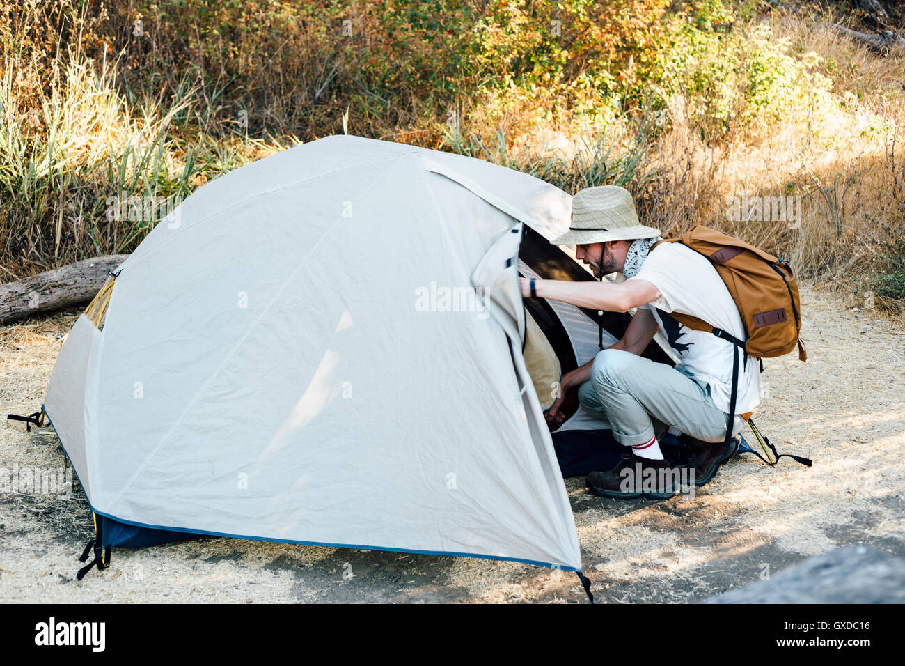 Escursionista entrare in tenda, Malibu Canyon, CALIFORNIA, STATI UNITI D'AMERICA Foto Stock