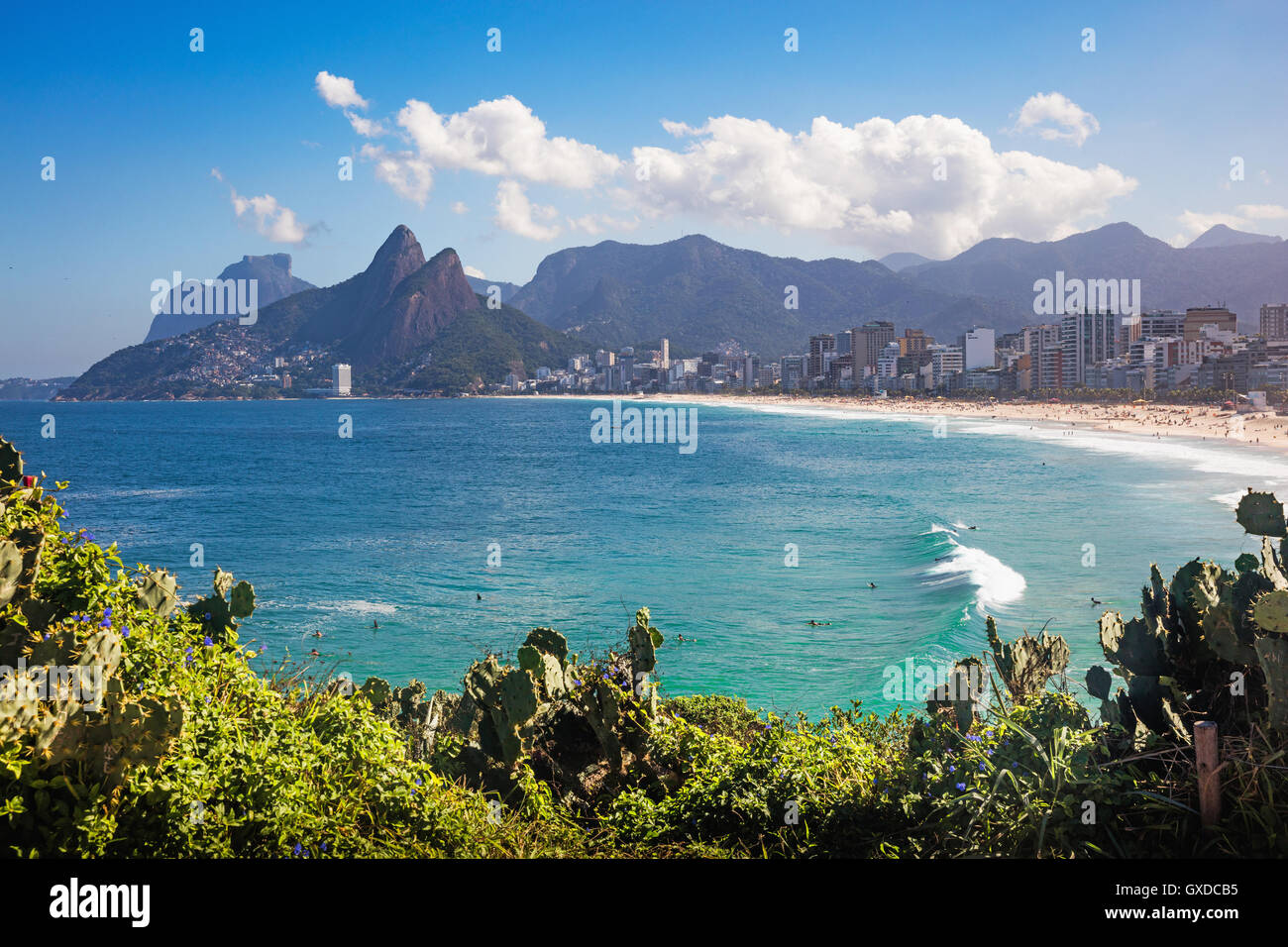 Pedra da Gavea e Morro Dois Irmaos in distanza, Arpoadors, Ipenema, Rio de Janeiro, Brasile Foto Stock