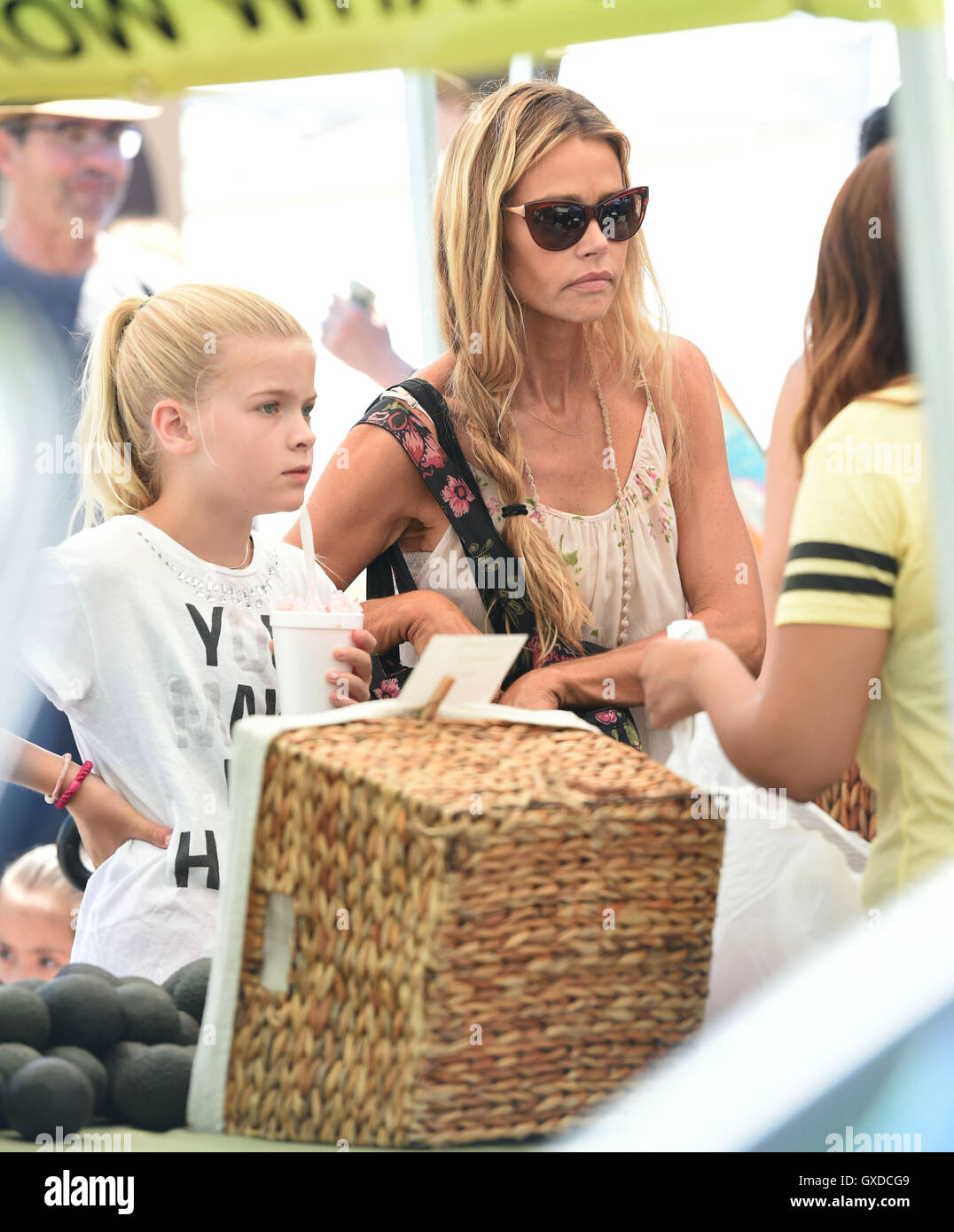 Denise Richards prende le sue figlie, Lola e Eloise, per il mercato degli agricoltori con: Denise Richards, Lola Rose Sheen dove: Los Angeles, California, Stati Uniti quando: 10 Lug 2016 Foto Stock