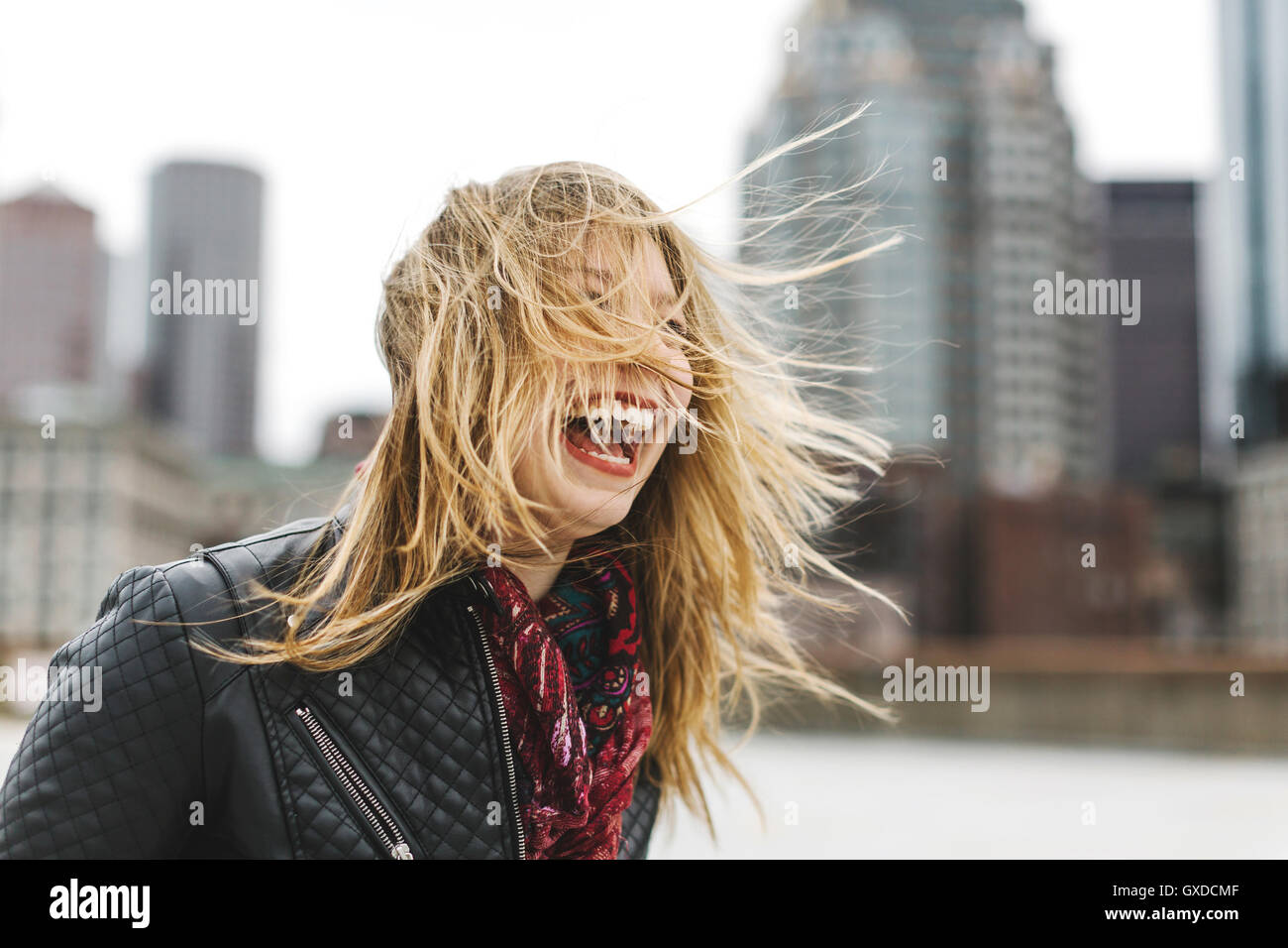 Donna con ventoso capelli biondi ridendo, Boston, Massachusetts, STATI UNITI D'AMERICA Foto Stock