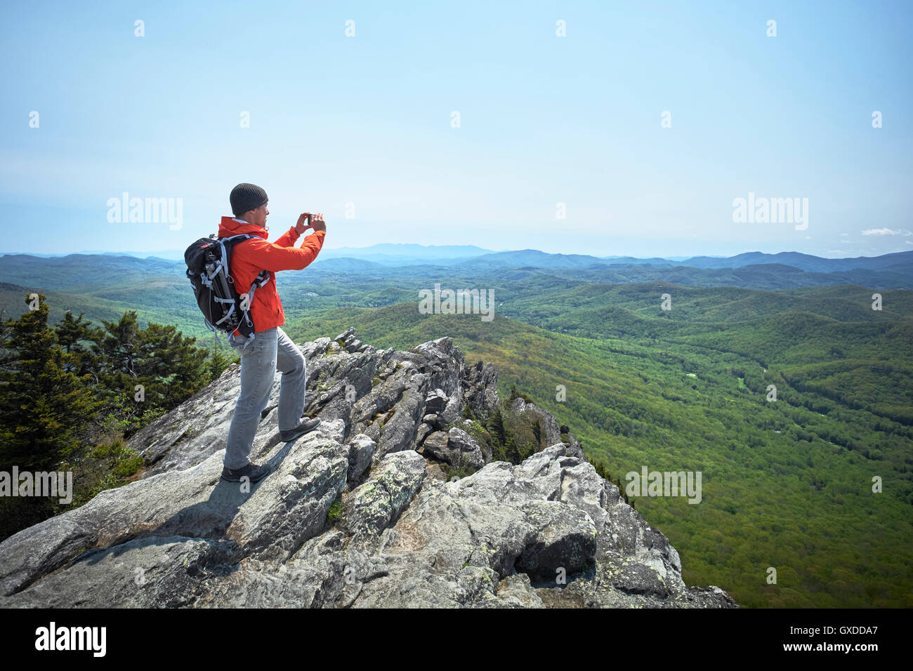 Escursionista maschio prendendo fotografie dello smartphone dal crinale, Blue Ridge Mountains, North Carolina, STATI UNITI D'AMERICA Foto Stock