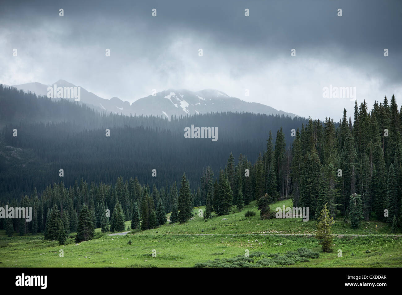 Nuvole temporalesche oltre il paesaggio di montagna, Crested Butte, Colorado, STATI UNITI D'AMERICA Foto Stock