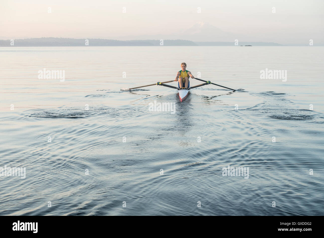 Uomo fila a remi in barca mare intorno Bainbridge Island, Washington, Stati Uniti d'America Foto Stock
