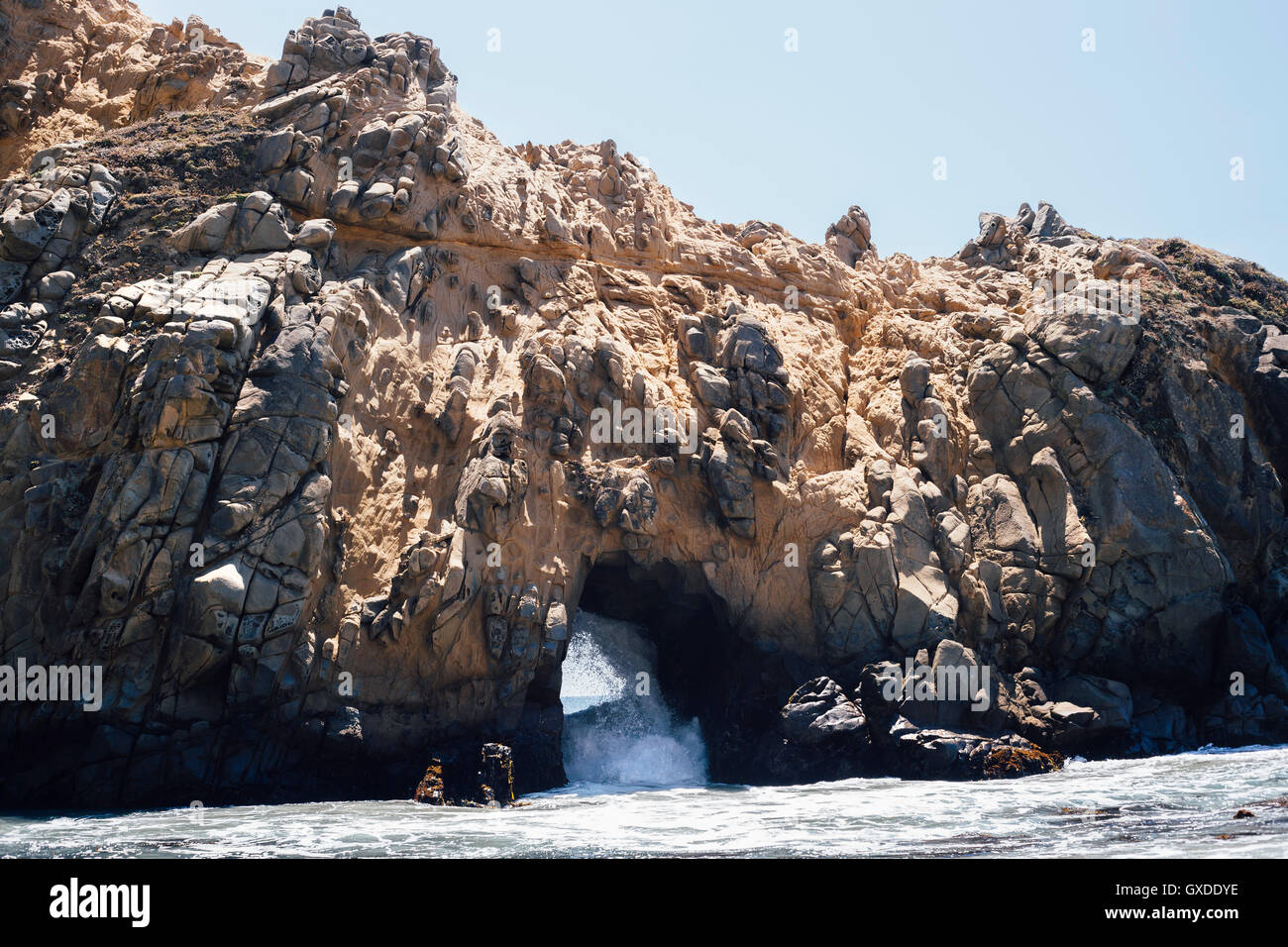 Vista della formazione di roccia arch e mare, Julia Pfeiffer Burns State Park, Big Sur, CALIFORNIA, STATI UNITI D'AMERICA Foto Stock