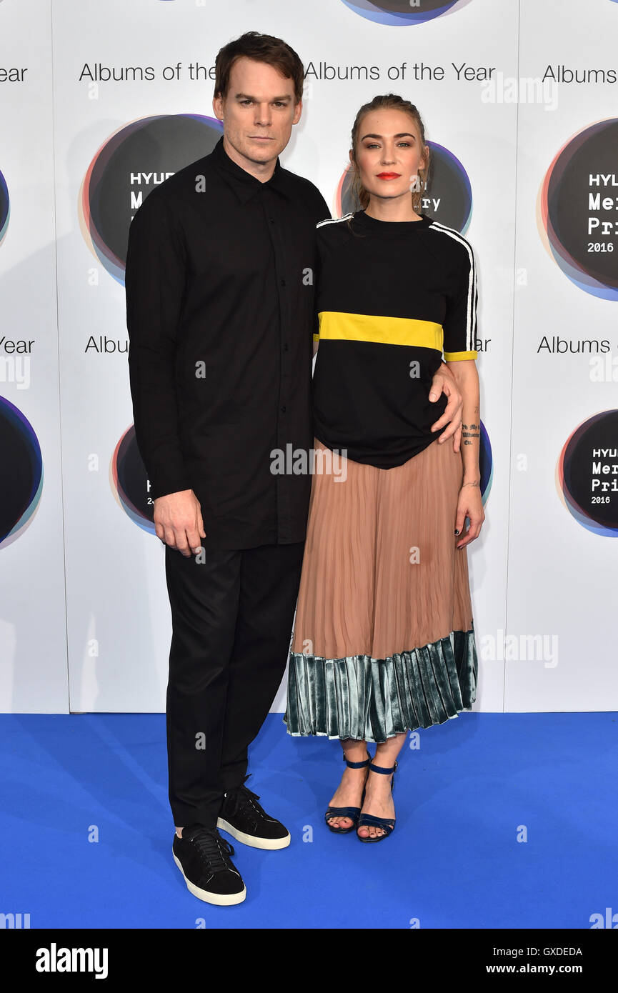 Michael C Hall e la moglie Morgan MacGregor arrivano alla cerimonia del Premio Mercury 2016 a Eventim Apollo ad Hammersmith, Londra. Foto Stock