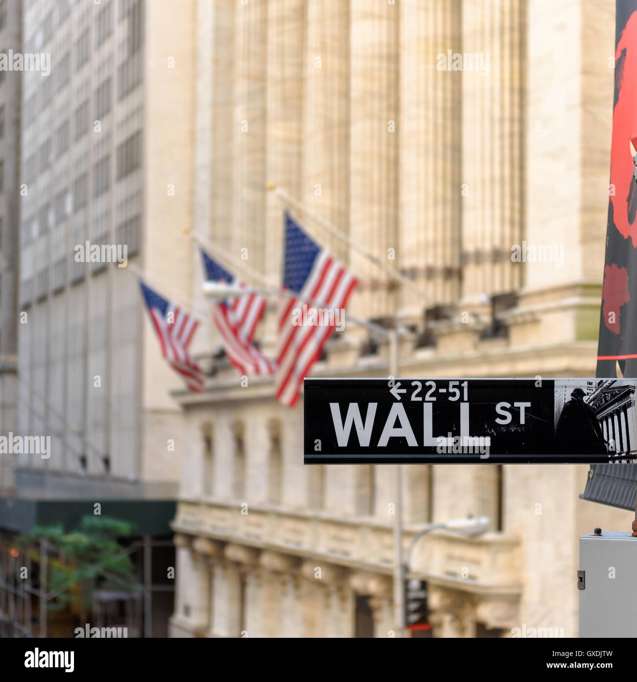 Wall street sign in New York con il New York Stock Exchange sfondo Foto Stock