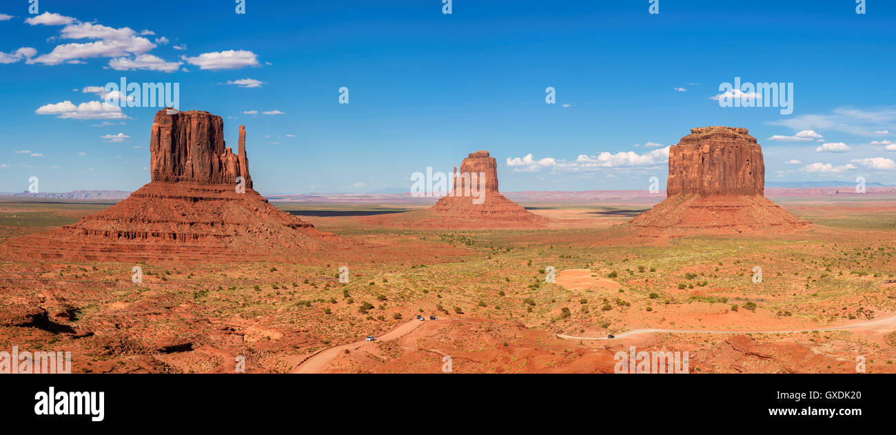 Panorama della valle monumento sotto il cielo blu, Arizona Foto Stock