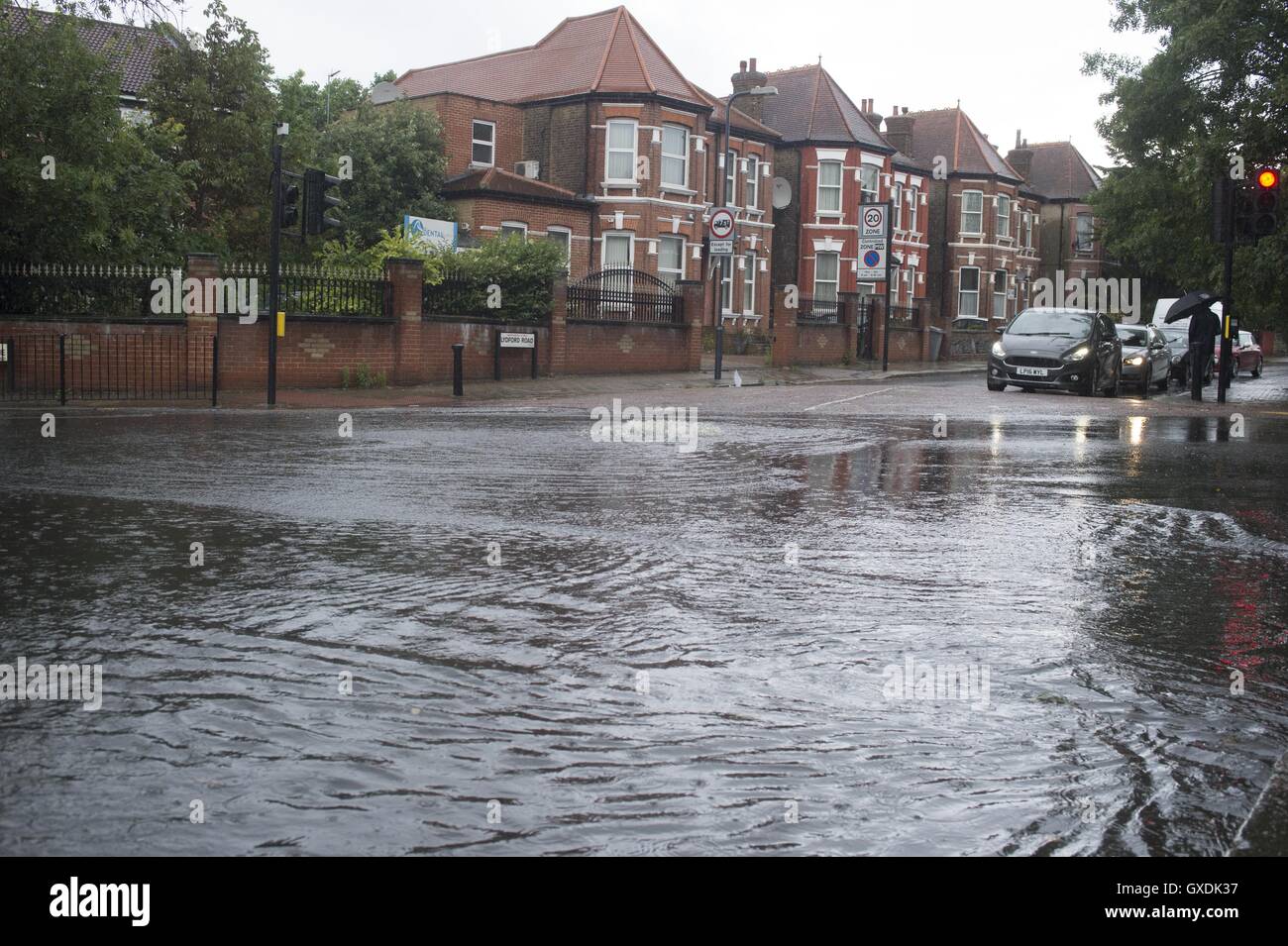 Heavy Rain provoca un drain di overflow in Willesden Green, Londra dotata: atmosfera dove: Londra, Regno Unito quando: 12 Lug 2016 Foto Stock