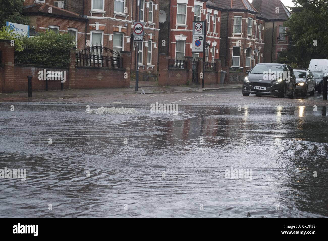 Heavy Rain provoca un drain di overflow in Willesden Green, Londra dotata: atmosfera dove: Londra, Regno Unito quando: 12 Lug 2016 Foto Stock