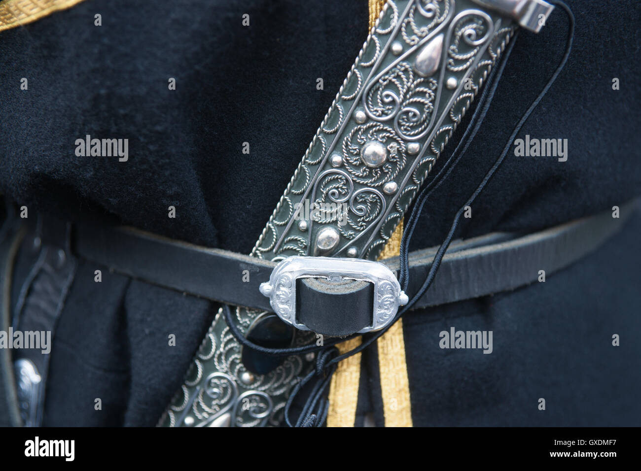 Dettagli di un tradizionale caucasica nazionale tuta maschio decorata con un pugnale - attributo indispensabile di un tale abbigliamento. Foto Stock
