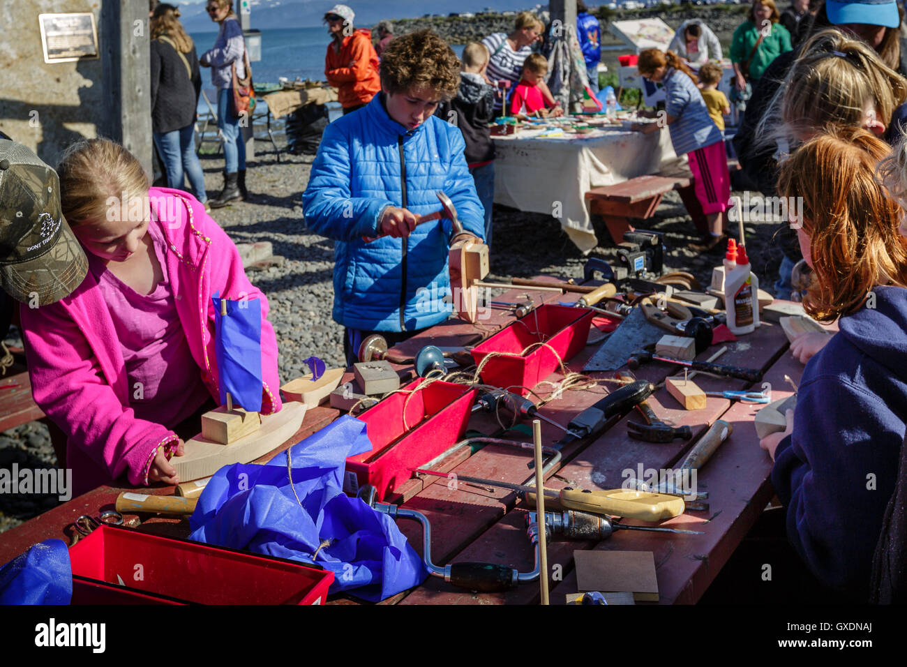 I bambini costruiscono barche di modello presso la barca di legno Festival di Homer Alaska Foto Stock