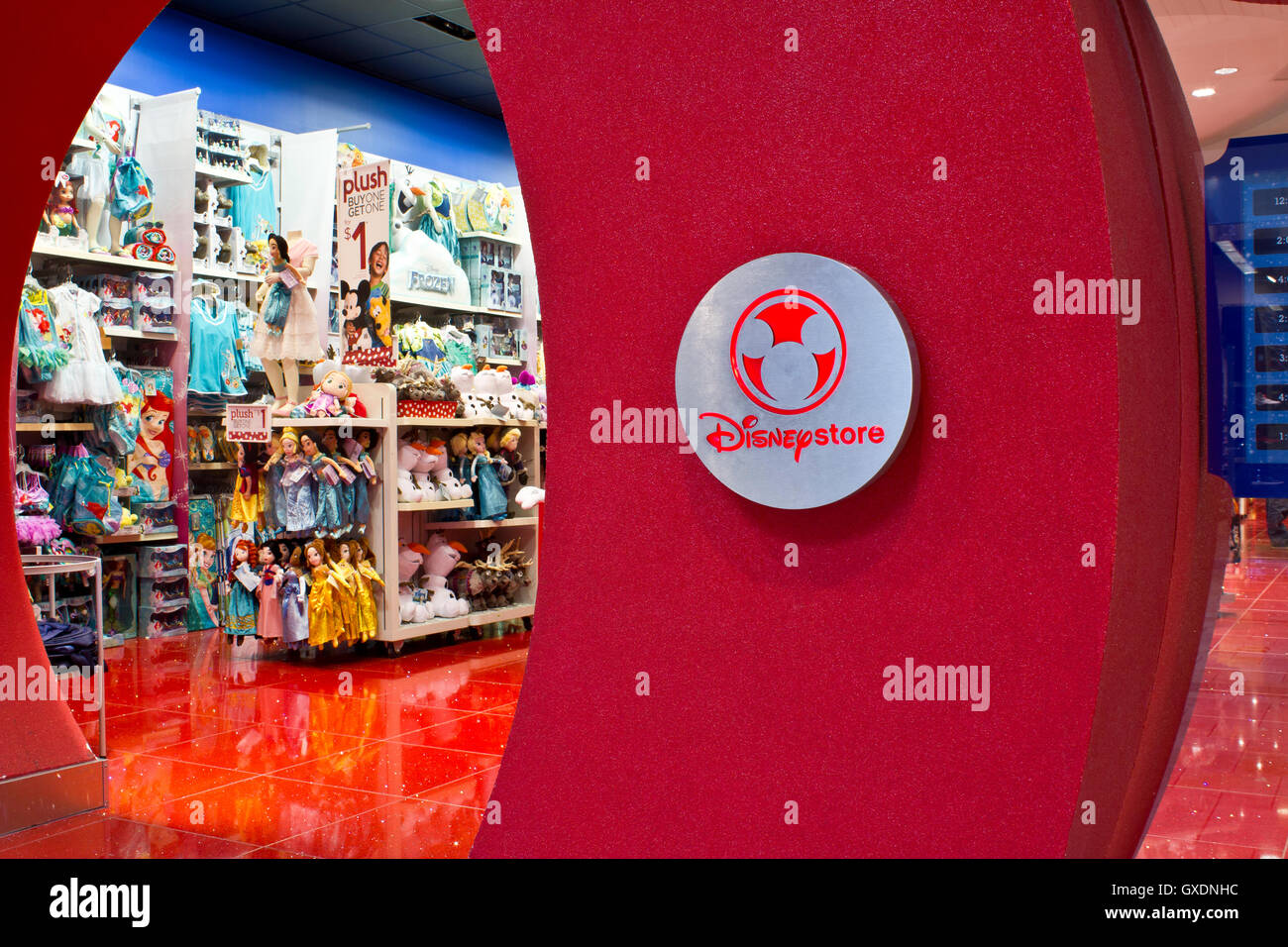 Indianapolis - Circa Febbraio 2016: Disney Store Retail Mall posizione. Disney Store è il sito ufficiale per la Disney Shopping Ho Foto Stock