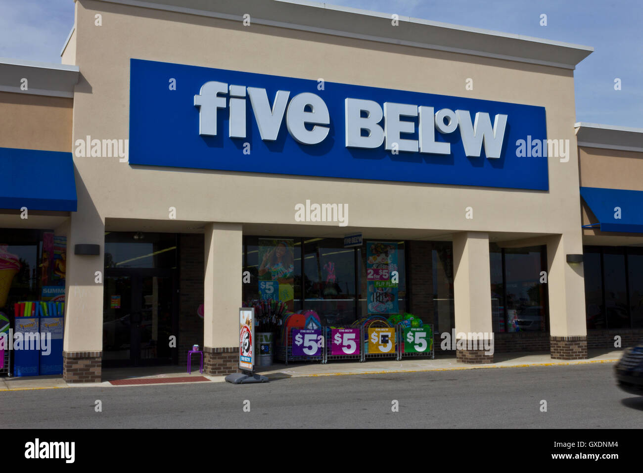 Indianapolis - Circa Giugno 2016: Cinque sotto Store. Cinque di seguito è una catena che vende prodotti che costano fino a $5 IV Foto Stock