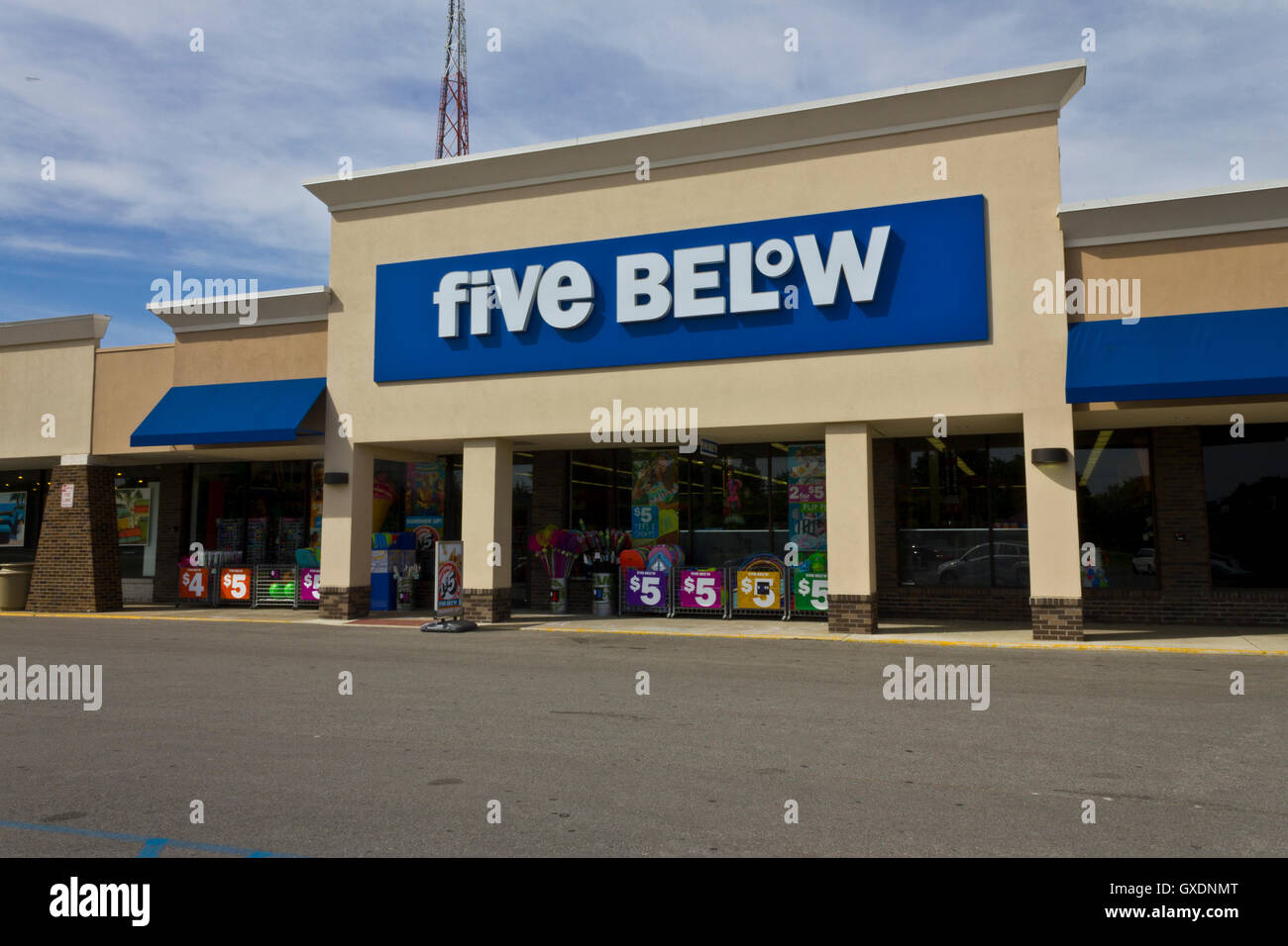 Indianapolis - Circa Giugno 2016: Cinque sotto Store. Cinque di seguito è una catena che vende prodotti che costano fino a $5 V Foto Stock