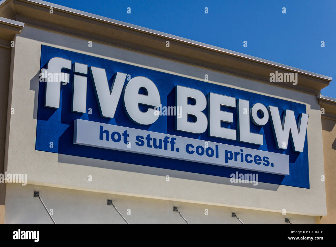 Muncie - Circa Agosto 2016: Cinque sotto Store. Cinque di seguito è una catena che vende prodotti che costano fino a $5 VII Foto Stock