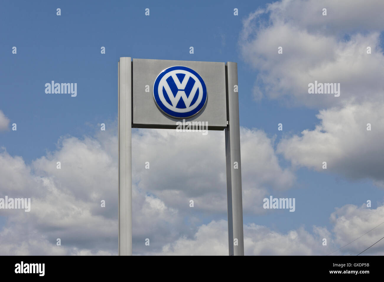 Indianapolis - Circa nel maggio 2016: le vetture Volkswagen e SUV concessionaria. VW è tra le più grandi del mondo costruttori auto II Foto Stock