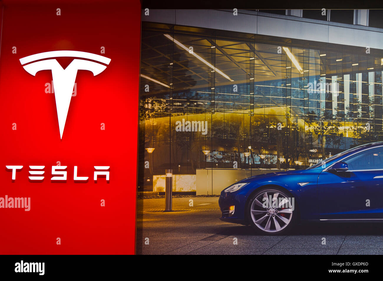Indianapolis - Circa nel marzo 2016: Tesla Motors Store in Indianapolis Vendita di auto elettriche III Foto Stock