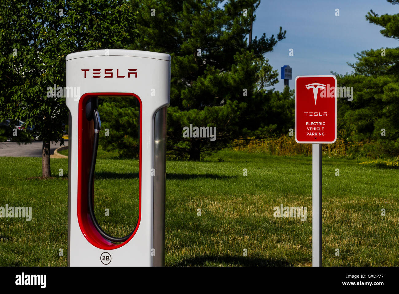 Lafayette, IN - Circa il luglio 2016: Tesla Supercharger stazione. Il sovralimentatore offre una rapida ricarica del modello S IX Foto Stock