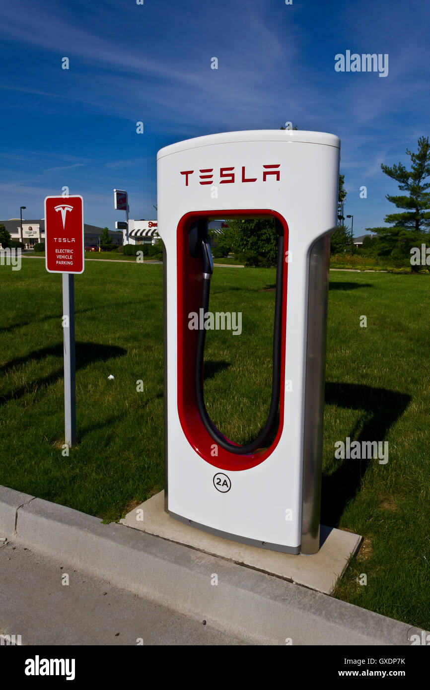 Lafayette, IN - Circa il luglio 2016: Tesla Supercharger stazione. Il sovralimentatore offre ricarica veloce del modello S I Foto Stock