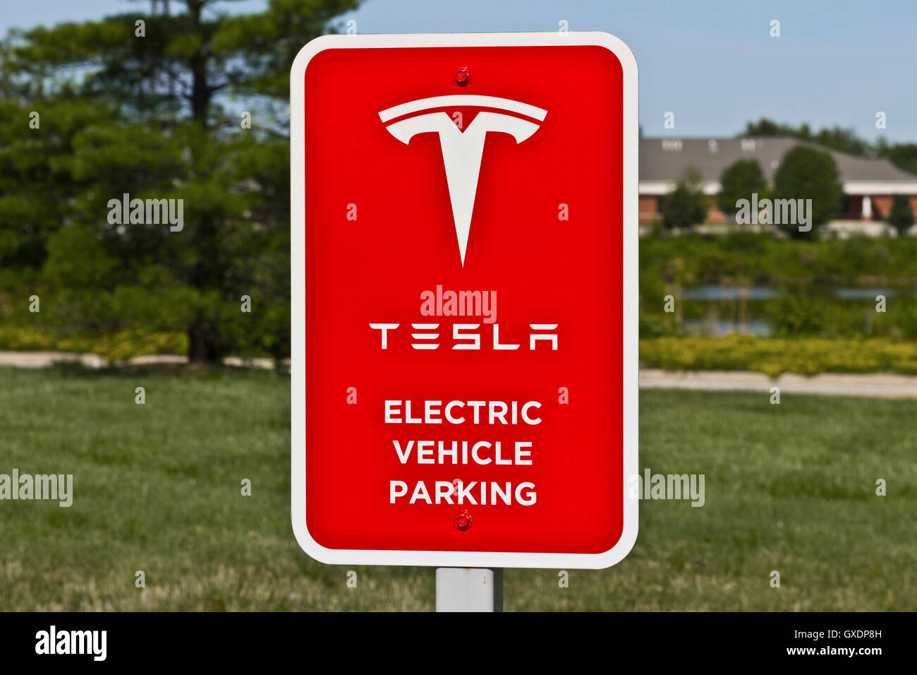 Lafayette, IN - Circa il luglio 2016: Tesla Supercharger stazione. Il sovralimentatore offre una rapida ricarica del modello S II Foto Stock
