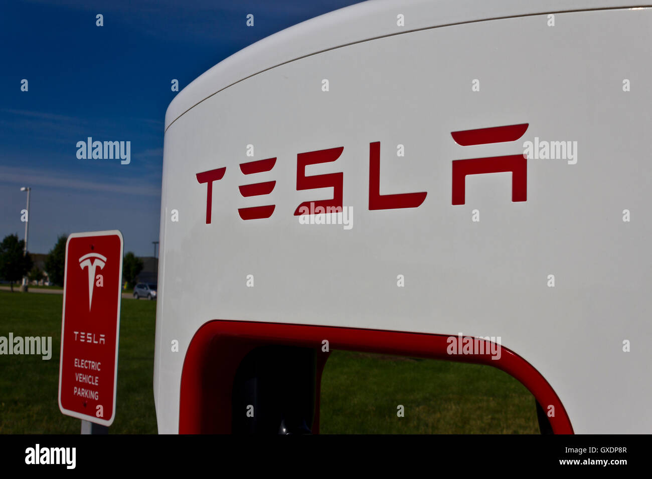 Lafayette, IN - Circa il luglio 2016: Tesla Supercharger stazione. Il sovralimentatore offre ricarica veloce del modello S IV Foto Stock