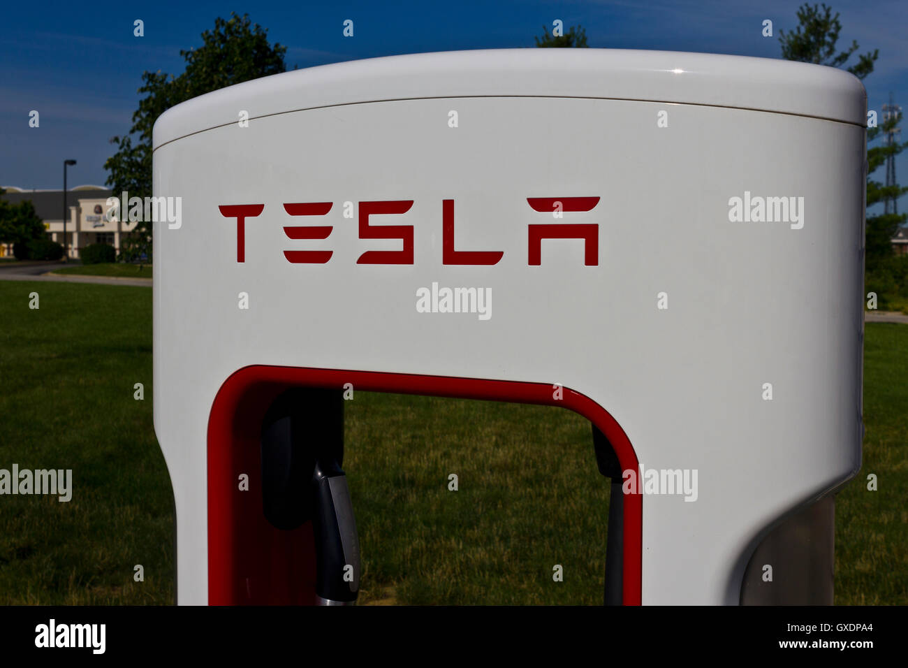 Lafayette, IN - Circa il luglio 2016: Tesla Supercharger stazione. Il sovralimentatore offre una rapida ricarica del modello S V Foto Stock