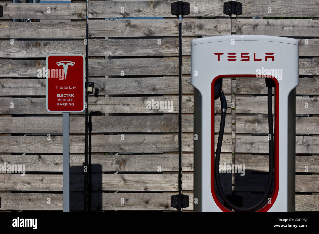 Lafayette, IN - Circa il luglio 2016: Tesla Supercharger stazione. Il sovralimentatore offre una rapida ricarica del modello S VII Foto Stock