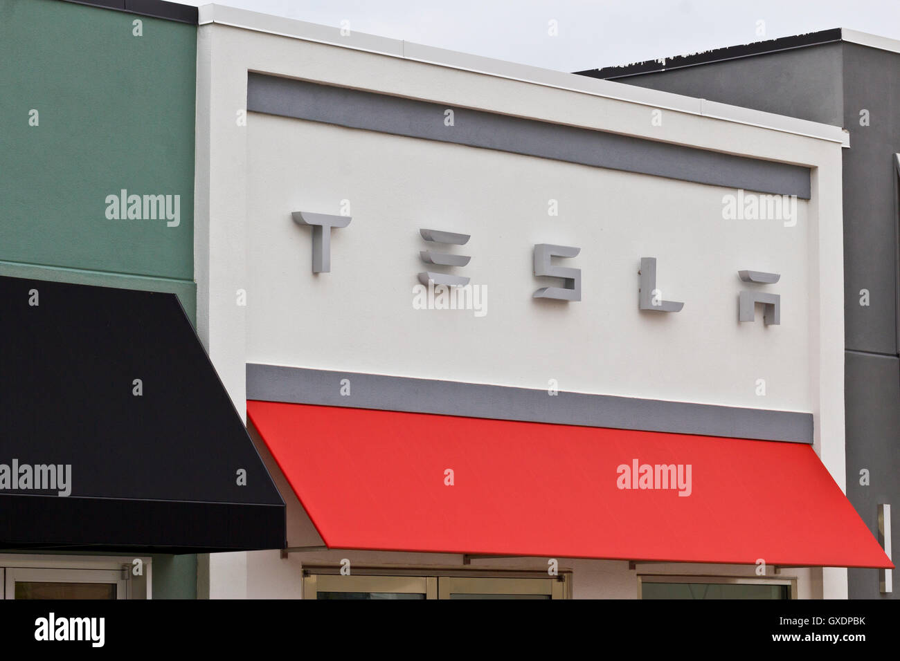 Indianapolis - Circa Aprile 2016: Tesla Motors Store. Tesla è una tecnologia e design azienda V Foto Stock