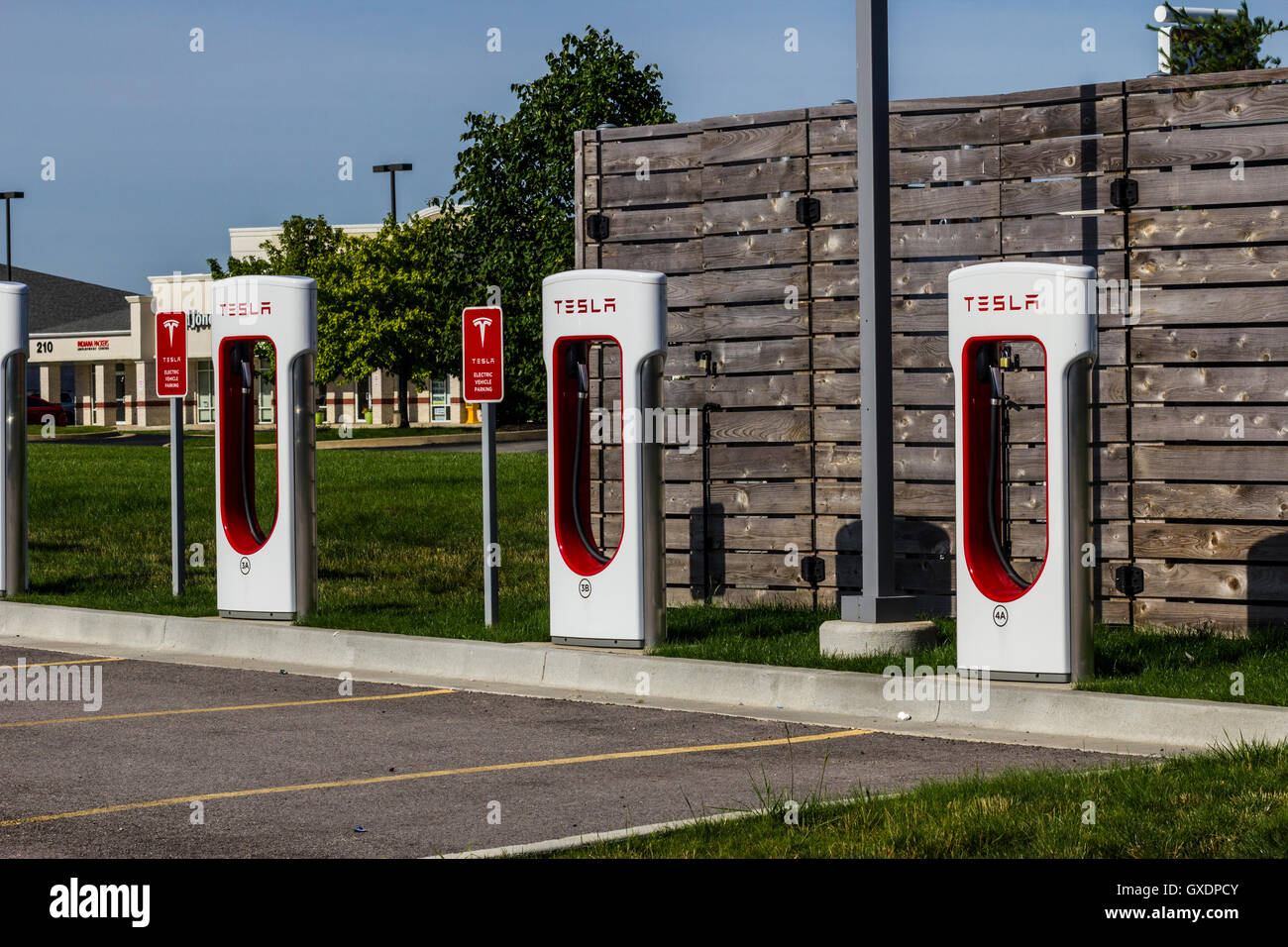 Lafayette, IN - Circa il luglio 2016: Tesla Supercharger stazione. Il sovralimentatore offre ricarica veloce del modello S X Foto Stock