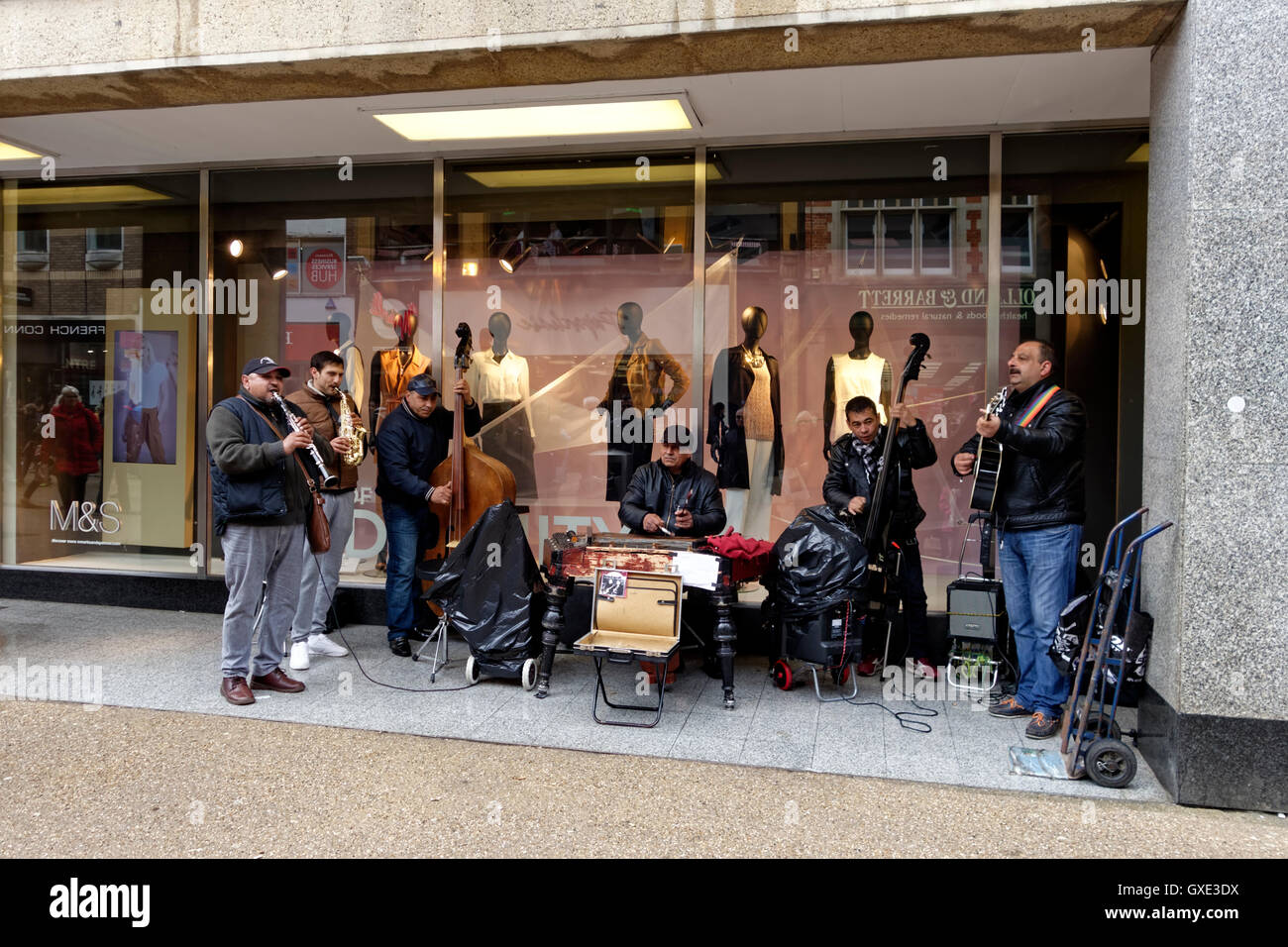 Un musicista di strada Street Band di eseguire al di fuori della Marks & Spencer store in Queens Street, Oxford, Regno Unito. Foto Stock