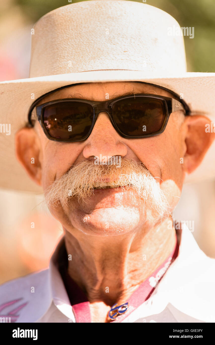 Un uomo anziano in cappello da cowboy orologi il Cheyenne Frontier Days parade attraverso la capitale dello stato Luglio 23, 2015 in Cheyenne Wyoming. Giorni di frontiera celebra le tradizioni del cowboy del west con un rodeo, parata e fiera. Foto Stock