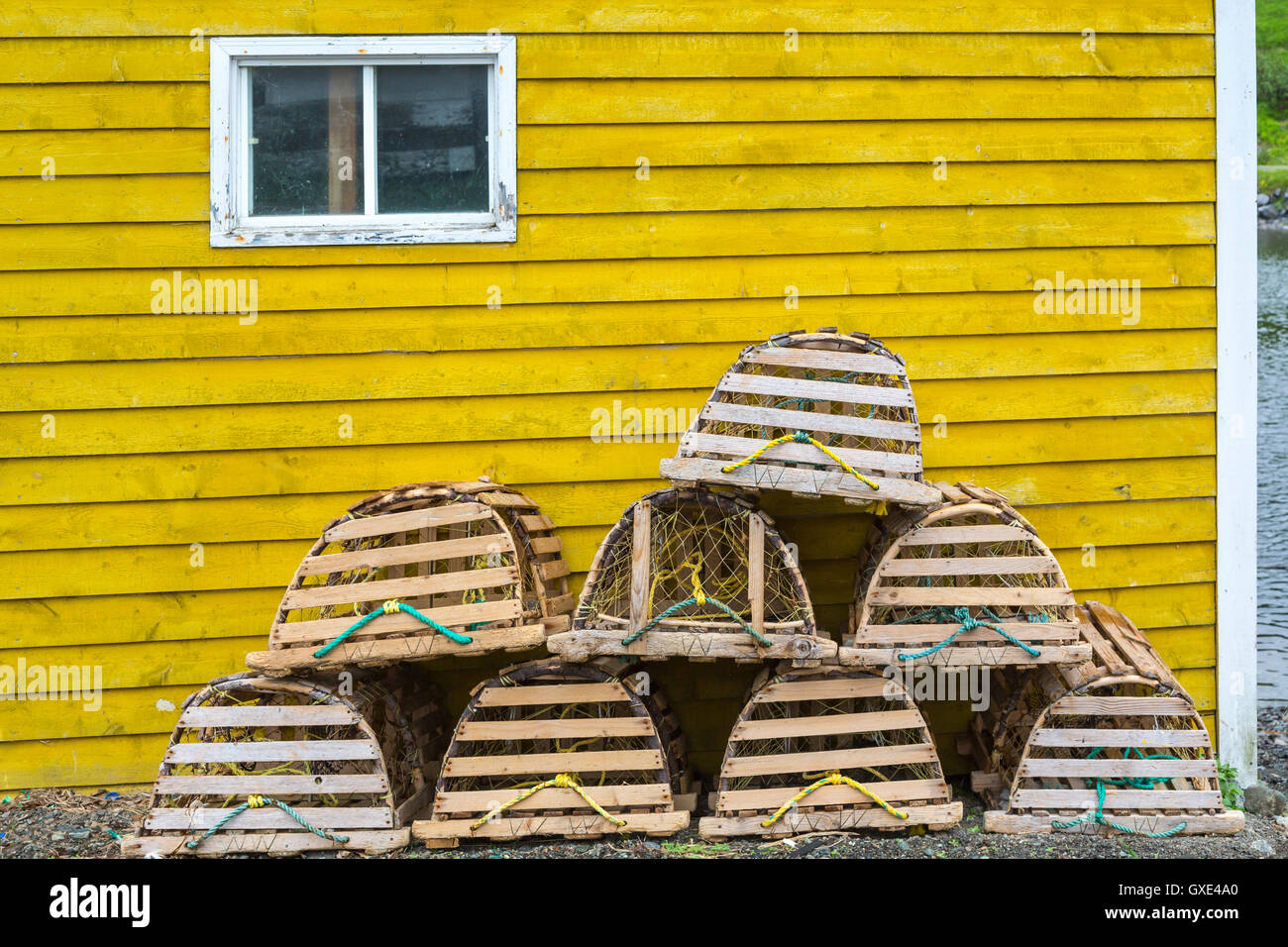Gli attrezzi da pesca, trappole a base di aragosta e colorato stadi di pesca della trota di fiume, Terranova e Labrador, Canada. Foto Stock