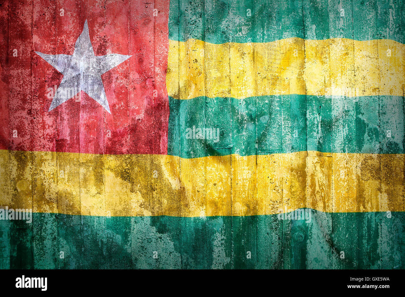 Stile grunge di Togo bandiera su un muro di mattoni per lo sfondo Foto Stock