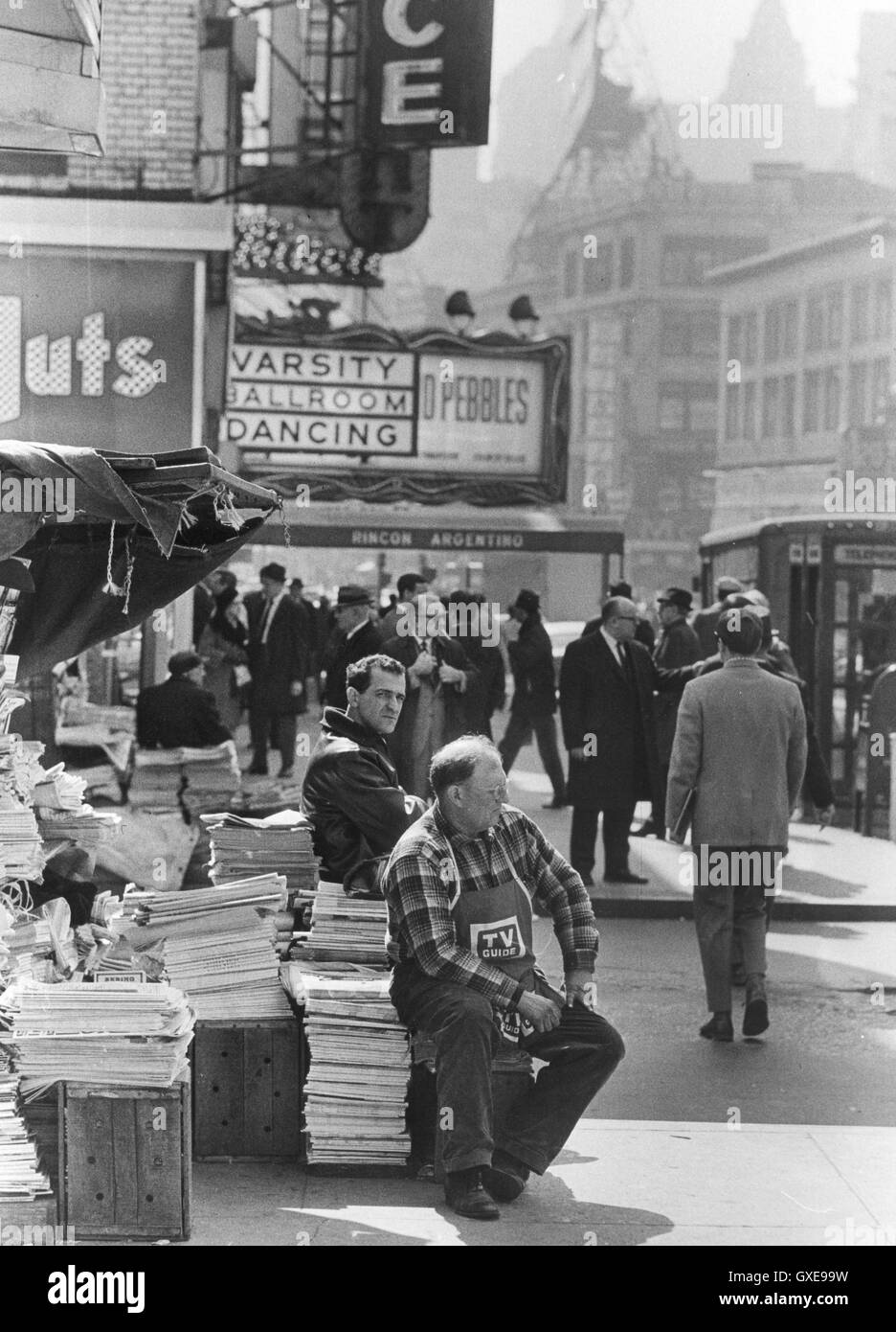 I fornitori di giornale sul New York Street nel 1977 Foto Stock