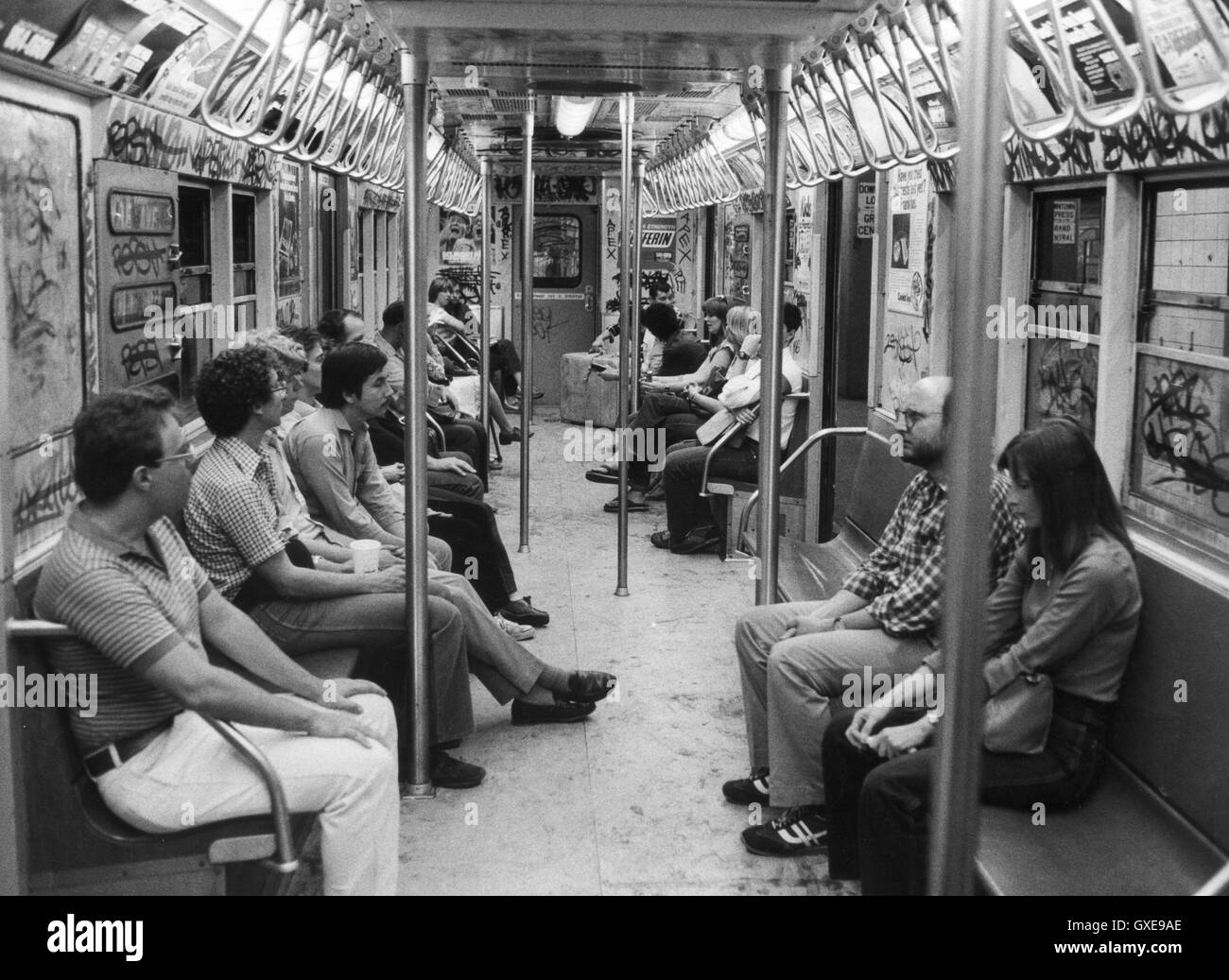 La metropolitana auto con passeggeri e fondo dipinto con taggs Foto Stock
