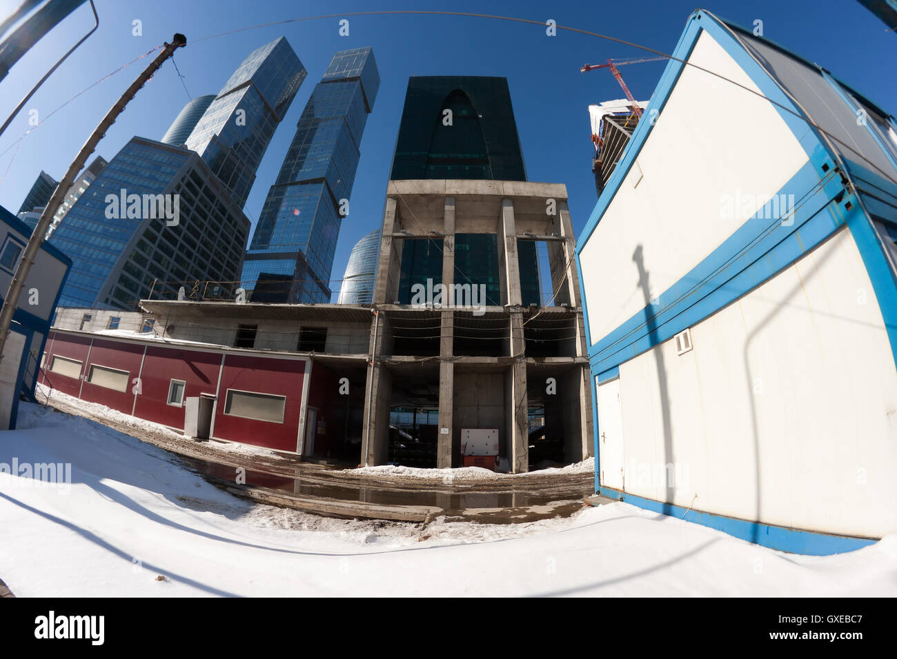 Cantiere da inverno: costruzione di edifici per uffici (grattacieli o torri) nella città di Mosca (Russia) Foto Stock
