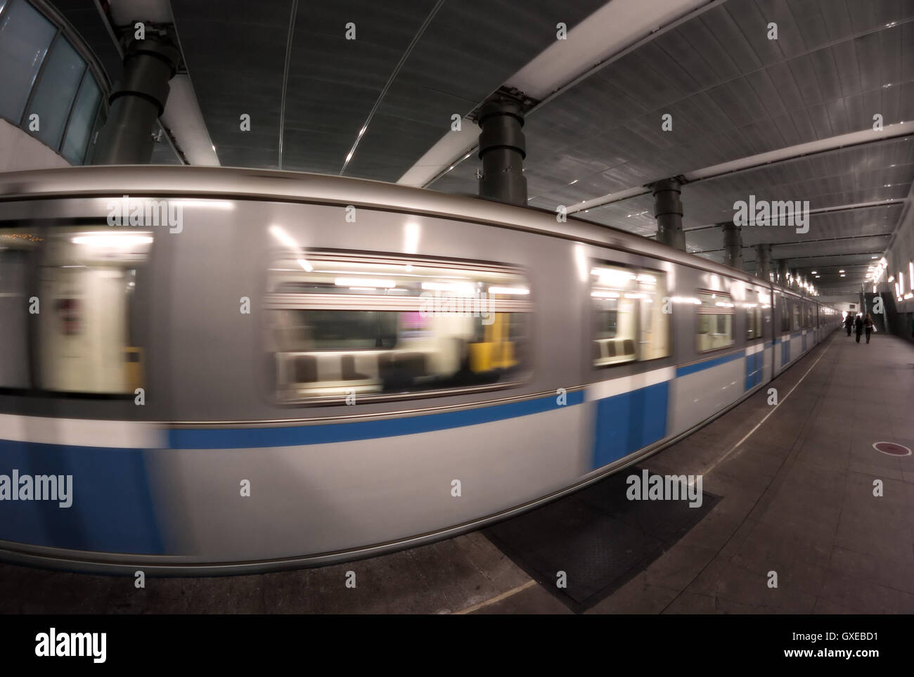 Un abstract sullo sfondo di trasporto: un interno di una stazione della metropolitana di Mosca (Russia) con un treno in arrivo che è in movimento Foto Stock