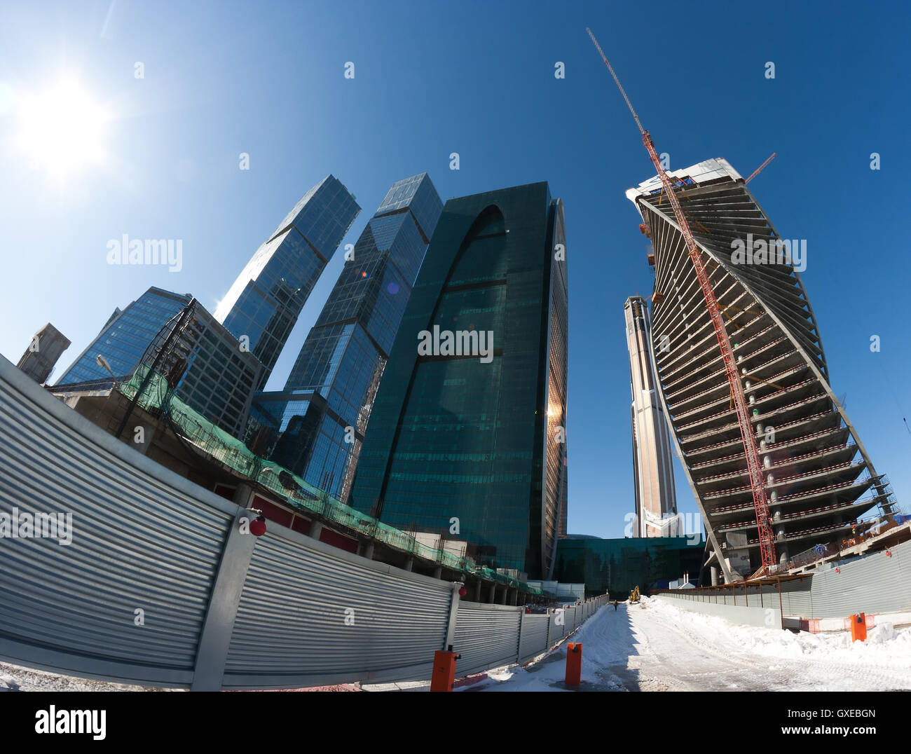 Cantiere da inverno: costruzione di edifici per uffici (grattacieli o torri) nella città di Mosca (Russia) Foto Stock