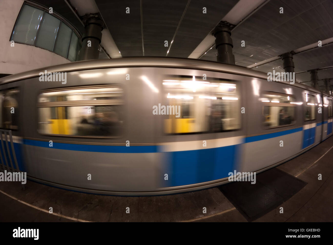 Un abstract sullo sfondo di trasporto: un interno di una stazione della metropolitana di Mosca (Russia) con un treno in arrivo che è in movimento Foto Stock