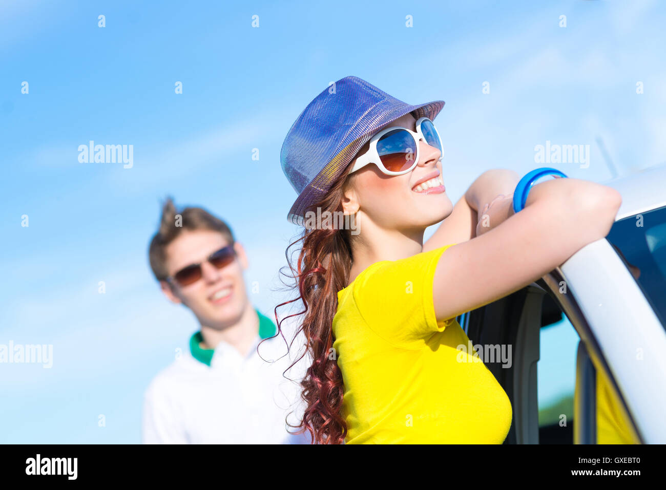 Giovane donna attraente in occhiali da sole Foto Stock