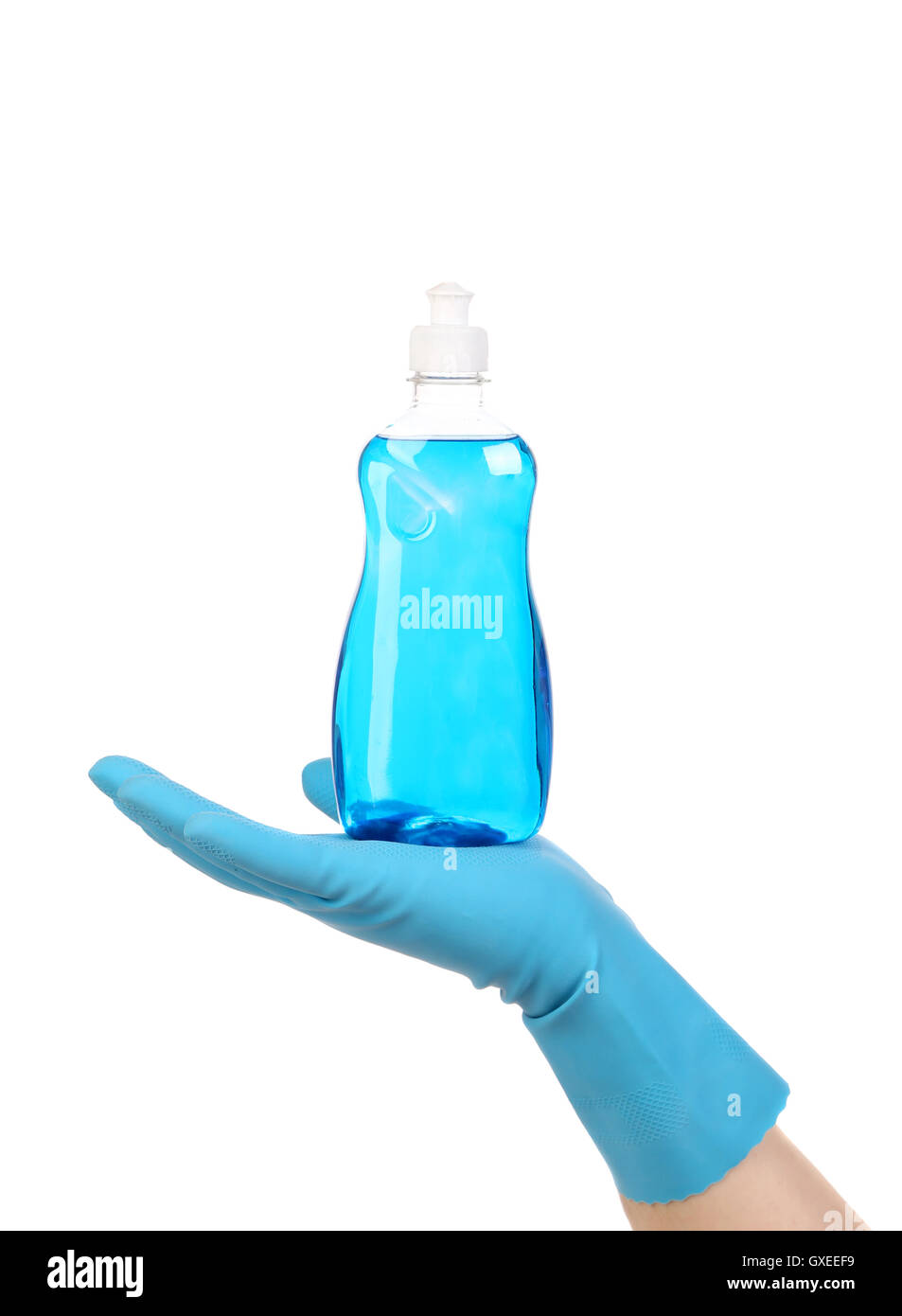 Mano nel guanto blu tenendo la bottiglia di plastica Foto Stock