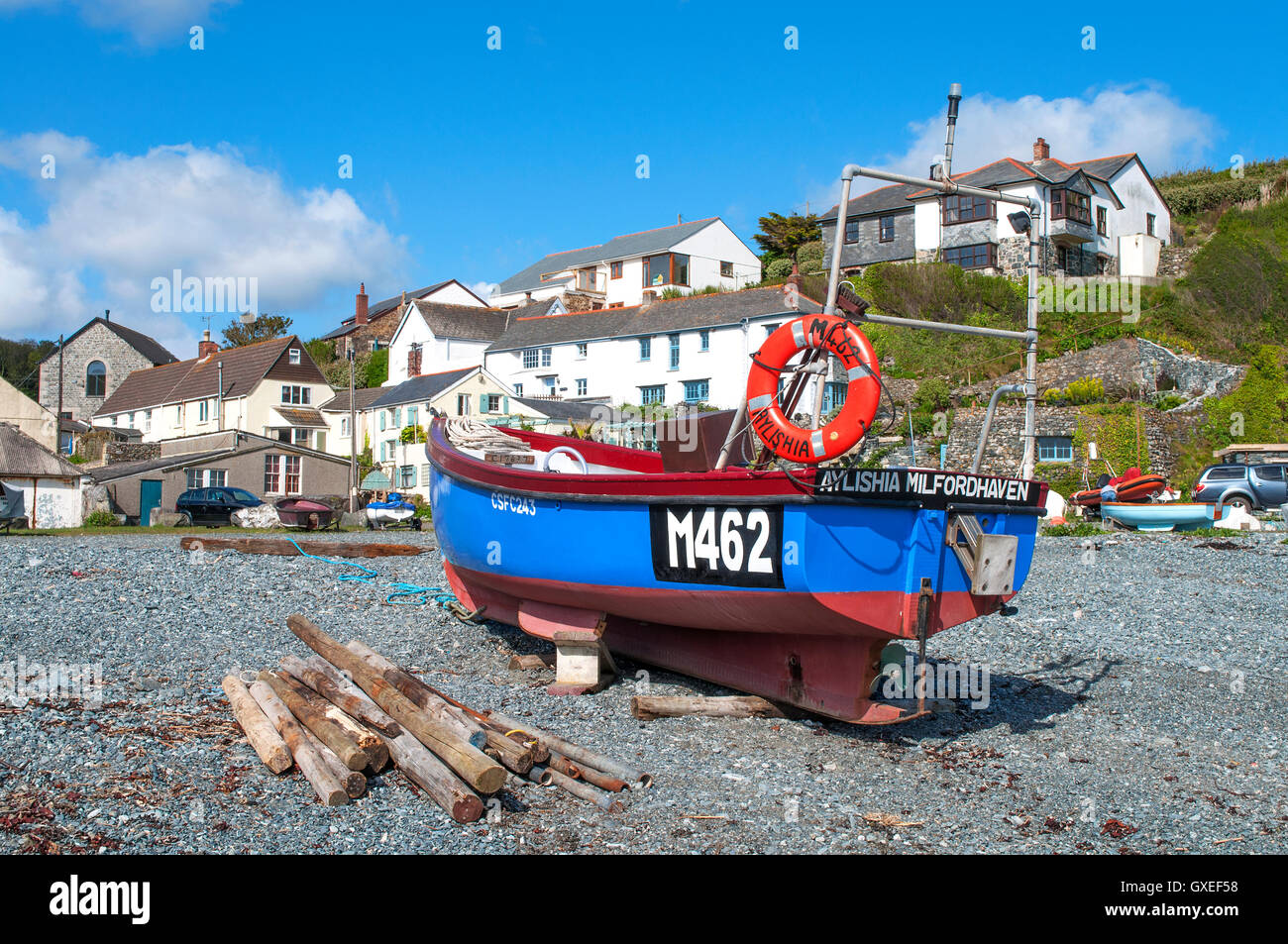 Barche da pesca sulla spiaggia di ciottoli a Porthallow in Cornovaglia, England, Regno Unito Foto Stock